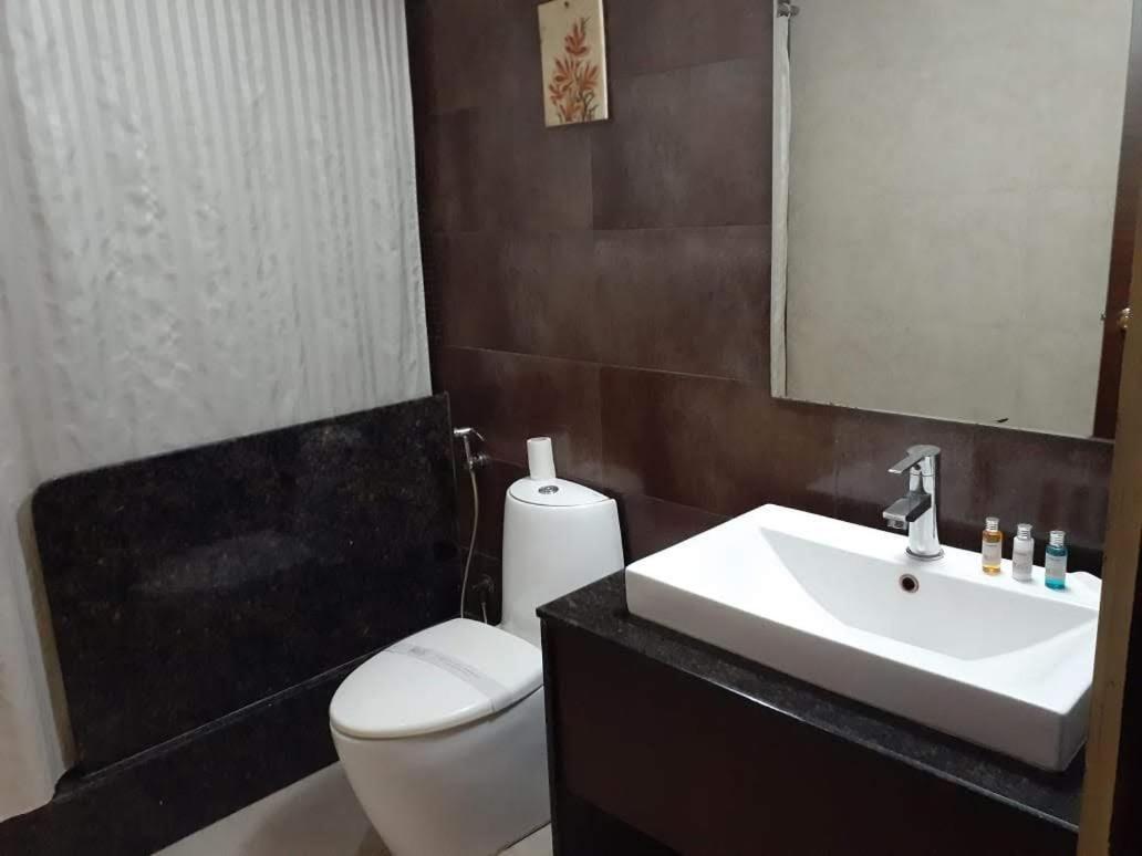 Hotel Md'S Continental Jorhāt Zewnętrze zdjęcie