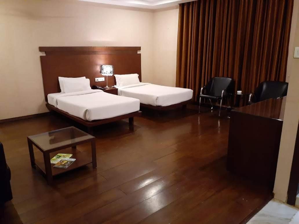 Hotel Md'S Continental Jorhāt Zewnętrze zdjęcie