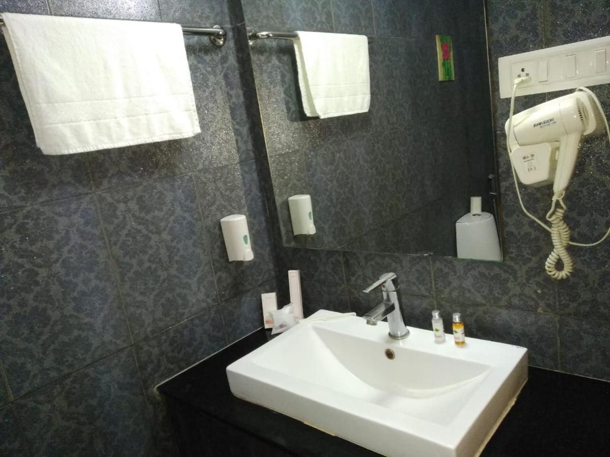 Hotel Md'S Continental Jorhāt Zewnętrze zdjęcie
